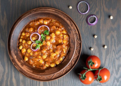 CHANA MASALA /110,-   kikerter tilberedt i karrisaus med rød og grønn paprika.