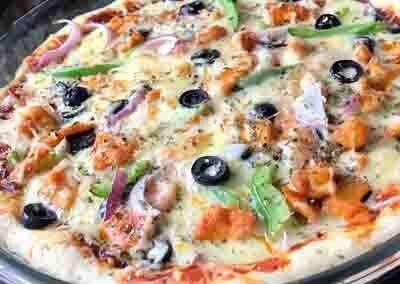 KYLLING GARLIK 30cm/125,- 40cm/179,-   tomat saus, ost. kylling, jalapenos, fersk hvitløk