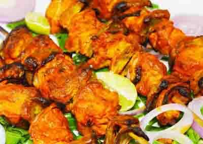 KYLLING TIKKA /89,-   saftige marinerte kyllingbiter i youghurtsaus. Servers med salat og ris.