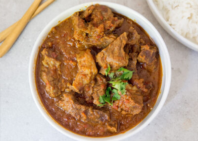 LAM CURRY /150,-   Benfrie biter av lam som tilberedes i tykk og god CurrySaus.