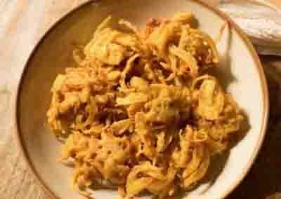 ONION BAJIA /49,-   Frityrstekte løkringer blandet i linsemel og urter serveres med chutney